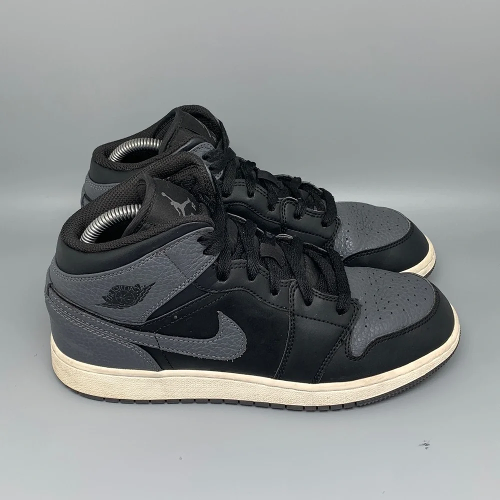 Jordan 1 Mid‎ Black Grey Shoes 554725-041 Yth Sz 7Y Women's Sz 8.5